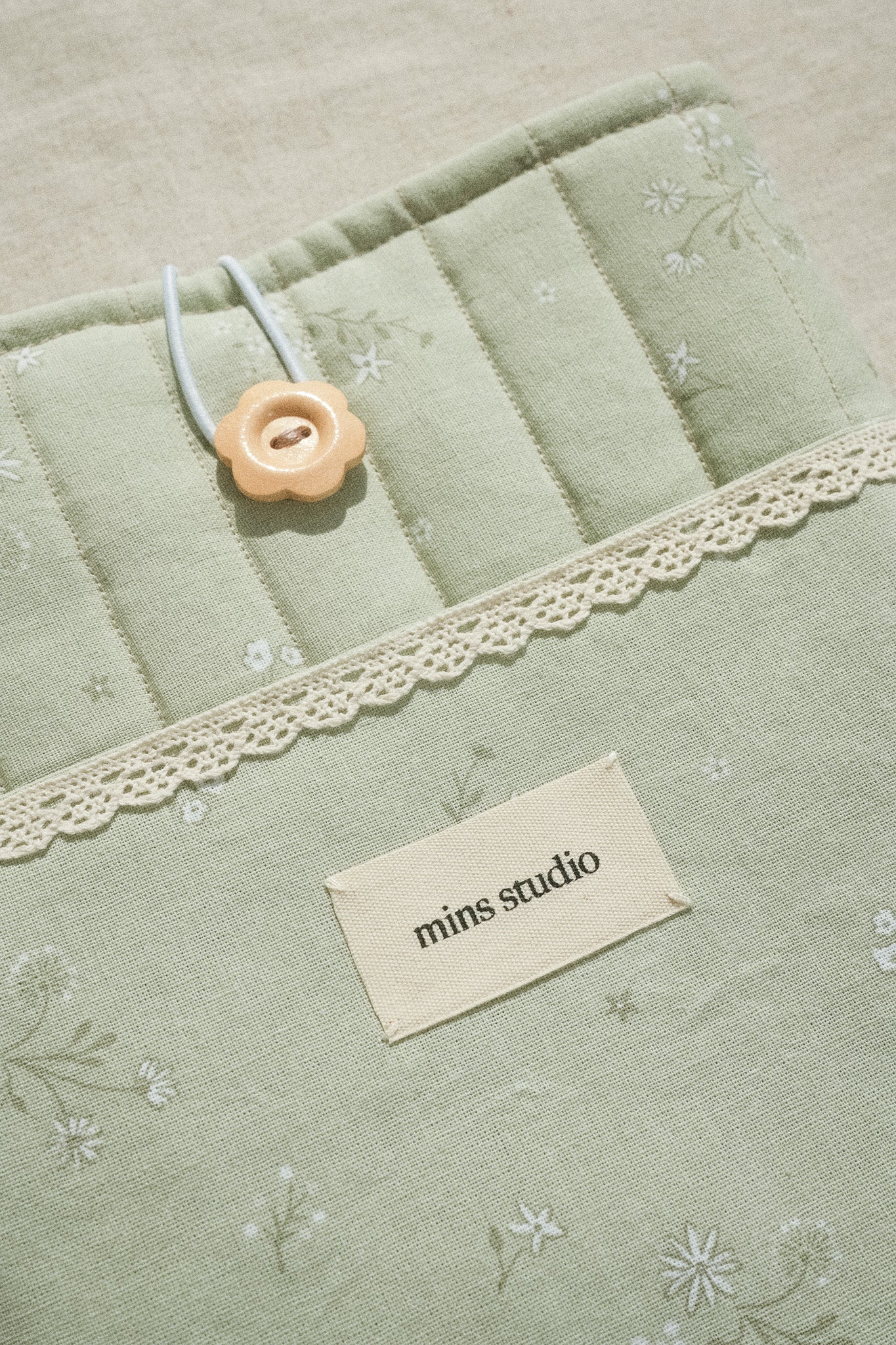 Lace & Clover Book Sleeve - 02