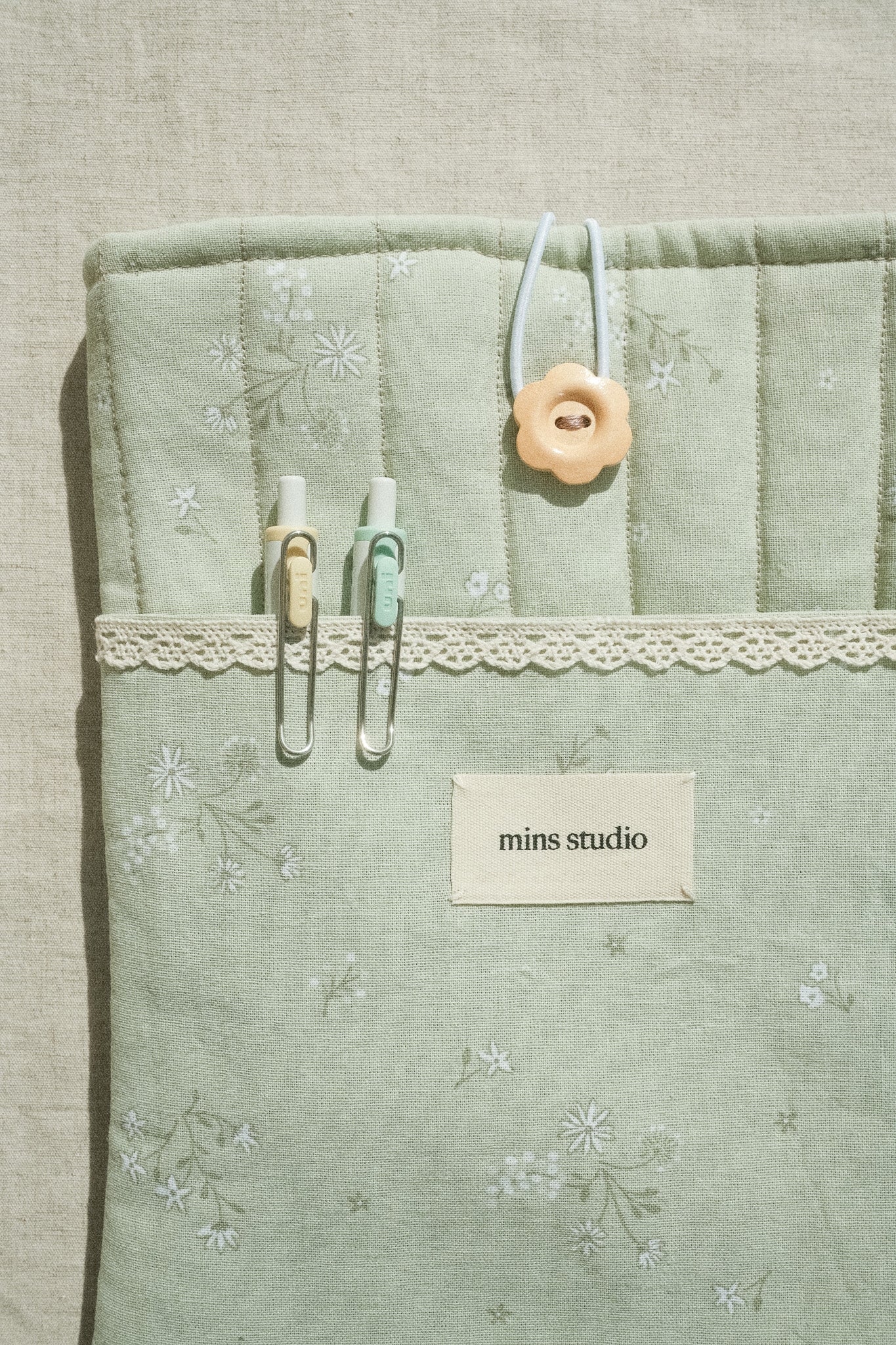 Lace & Clover Book Sleeve - 02