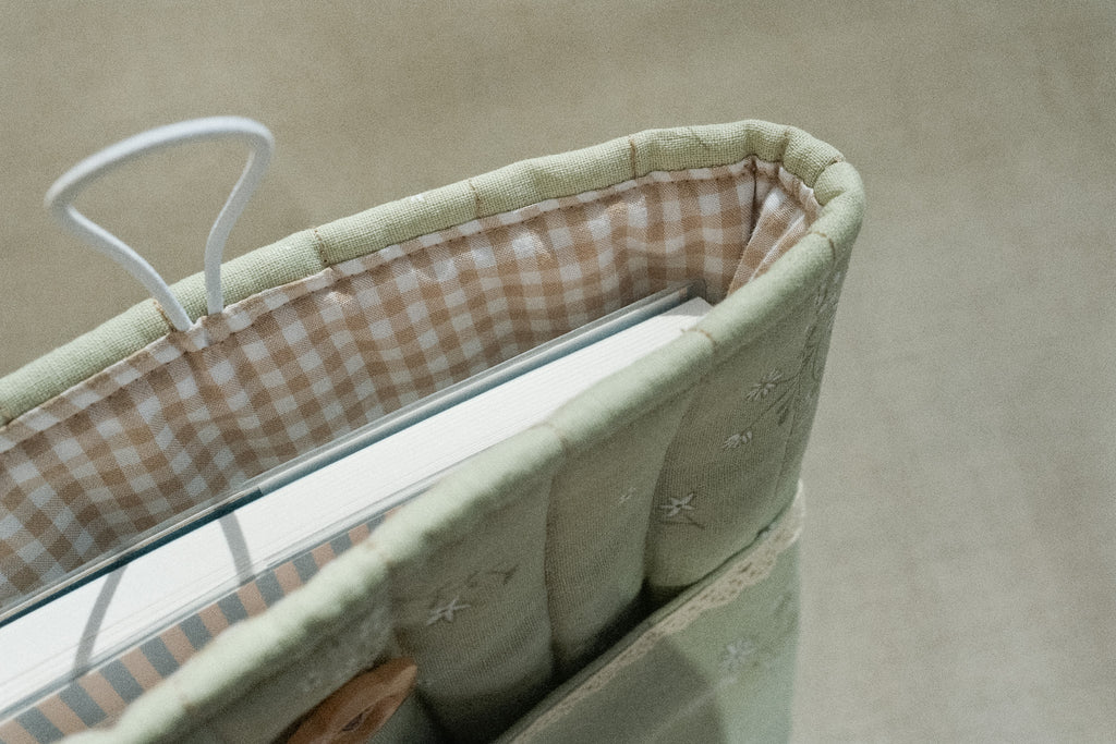 Lace & Clover Book Sleeve - 02