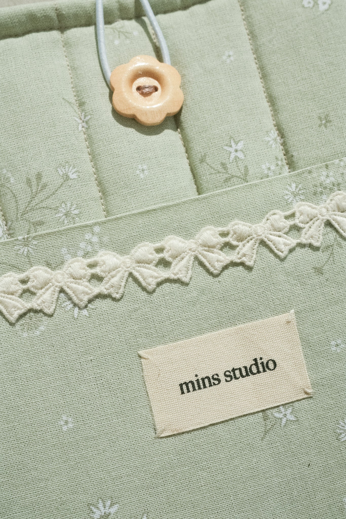Lace & Clover Book Sleeve - 03