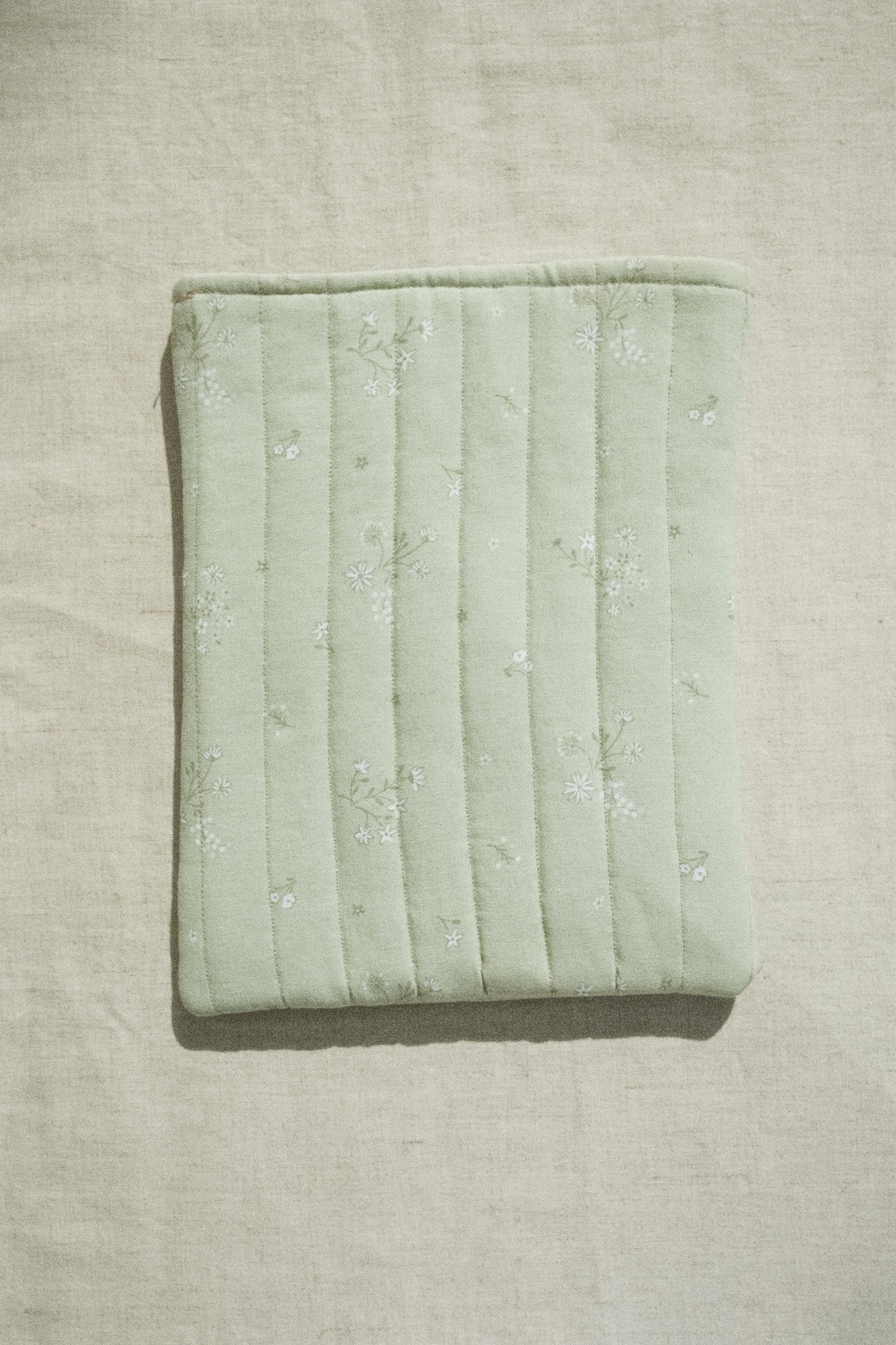 Lace & Clover Book Sleeve - 01