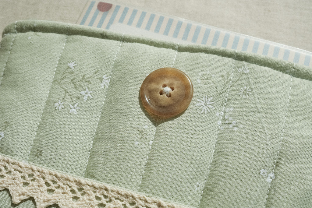 Lace & Clover Book Sleeve - 04