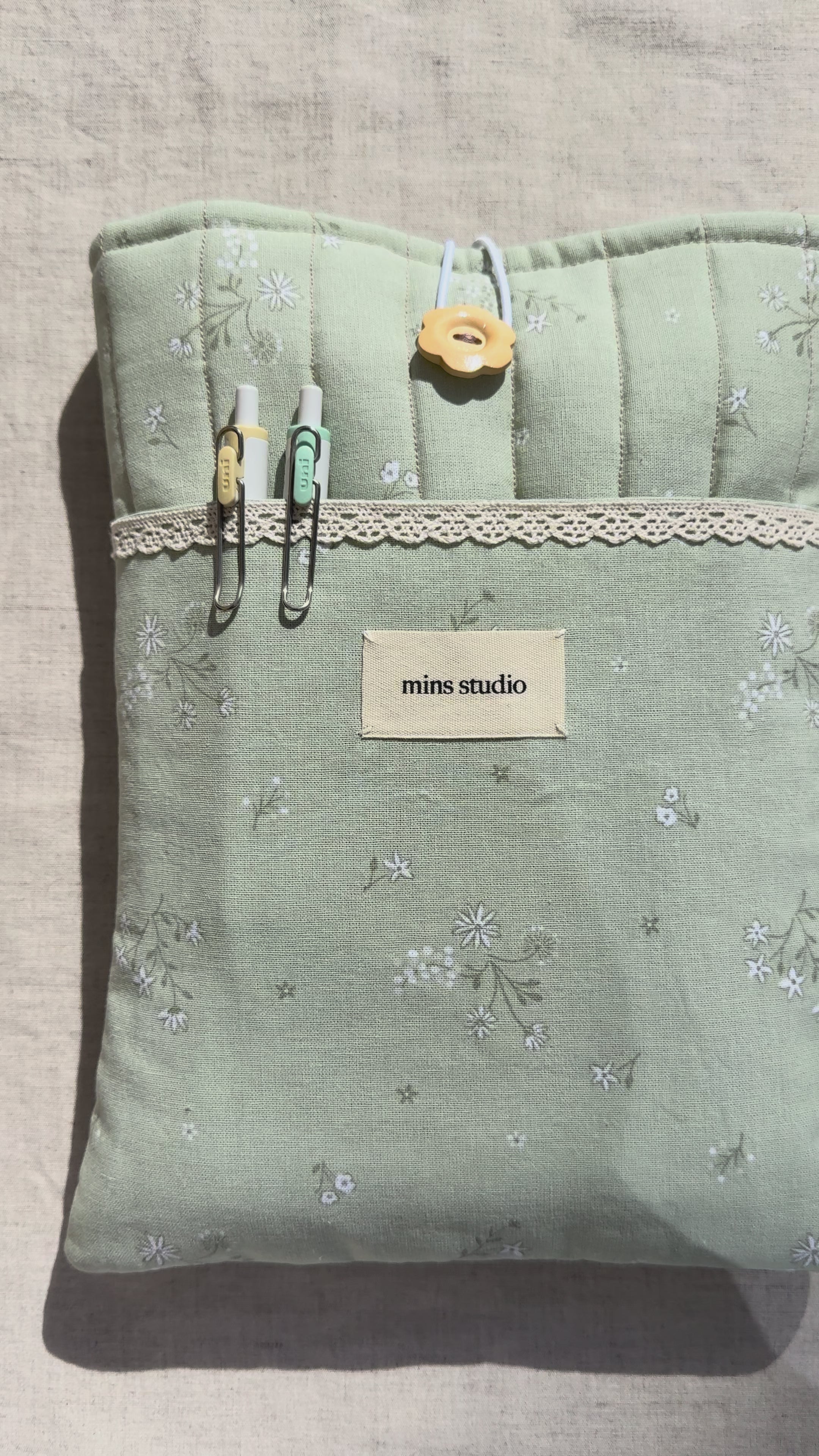 Lace & Clover Book Sleeve - 02